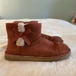 Cozy UGG Koolaburra Victoria Ankle Boots in Rust with Bow size 10 / 41